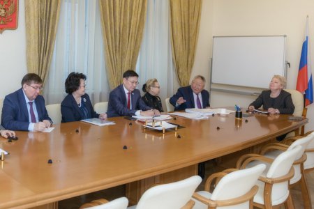 Глава Якутии провел встречу с министром образования РФ